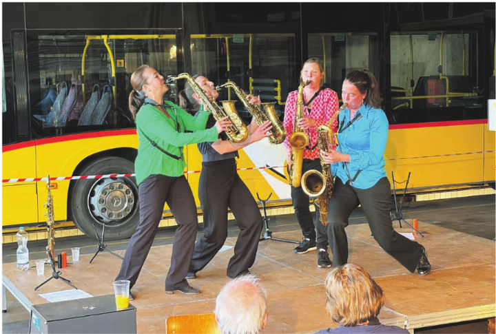 Jazz vor dem Postauto. Foto: Silvana Frigeri