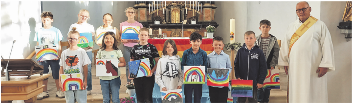Am Ende des Gottesdienstes präsentierten alle Kinder beim Abschlussfoto stolz ihre selbst gestalteten Regenbogenbilder. Foto: Daniela Grether