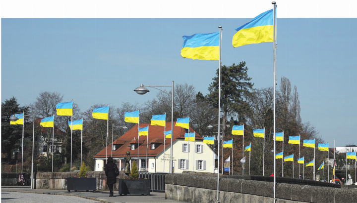 Als Zeichen der Solidarität wurden bei Kriegsbeginn auch in Rheinfelden ukrainische Flaggen gehisst. Foto: Archiv vzu