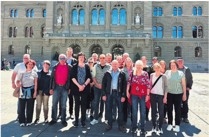 Die Gansinger Reisegruppe mit Nationalrat Christoph Riner in Bern. Foto: zVg