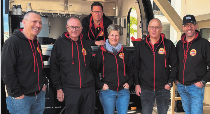 Die Kaister Köhlerfreunde mit Stefan Rehmann (von links), Roland Zaugg, Marco Zaugg, Uschy Rehmann, Peter Senn und Andy Gertiser sind kurzfristig für drei Durchführungen unter die Café-Betreiber gegangen. Foto: Susanne Hörth
