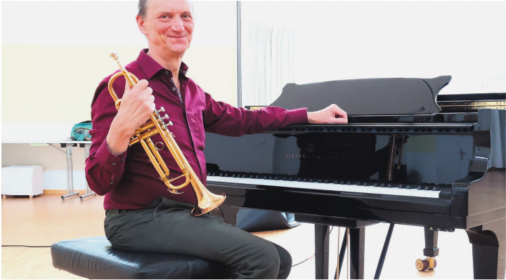 «Beim Unterrichten hat man viel mehr persönlichen Kontakt. Auch bringt es einem musikalisch weiter.»: Ed Cervenka, Trompetenlehrer an der Musikschule Unteres Fricktal seit 1999. Foto: Janine Tschopp