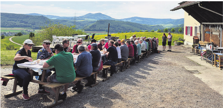 Gemeinsamer Brunch auf dem Wendelhof mit feiner Verpflegung und herrlicher Aussicht. Foto: zVg