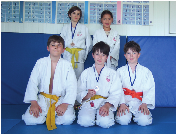 Das Siegerfoto zeigt Artem Pyvovarov, Mael Rickli, Aira Huber, Liv Lang und Rio Wendelspiess (nicht auf dem Bild sind Elias Wunderlin und Zaren Wood). Foto: zVg