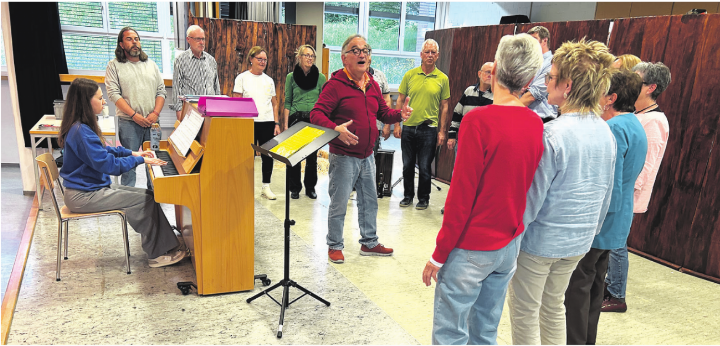 Der letzte Schliff vor dem Konzert: Dirigent Arthur Buck bereitet die Sängerinnen und Sänger auf ihren grossen Auftritt vor. Foto: Janine Tschopp
