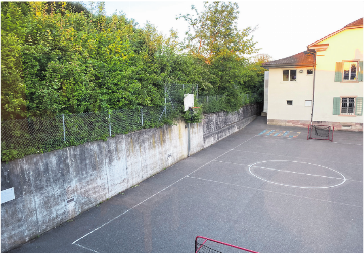 Die Mauer würde bei einer Realisierung des Schulhausneubaus um wenige Meter «in den Berg» bis an die Baugrenze nach hinten verschoben. Dennoch: Der Pausenhof würde kleiner; das Eingehen eines Kompromisses sei alternativlos, kommentierte der Gemeinderat. Foto: Willi Wenger