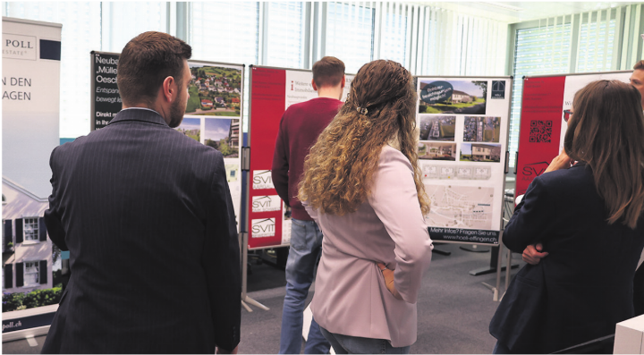 An der AKB-Immobilienmesse präsentierten ortskundige Maklerinnen und Makler ihre aktuellen Projekte. Foto: Janine Tschopp