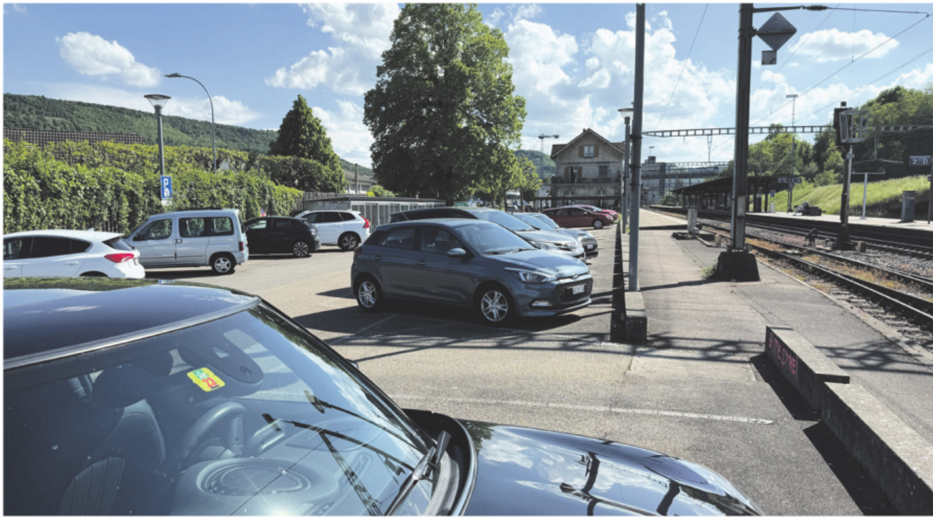 Wer am Bahnhof Frick dem Falschen bezahlt, zahlt doppelt - Das Bild wird blockiert. – Möglicherweise durch einen aktiven Adblocker.