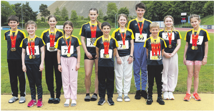 Die erfolgreichen Sportlerinnen und Sportler: Flurin Hasler (von links), Emily Waldmeier, Lia Moosmann, Enya Isch, Elin Isch, Brian Hasler, Elisa Isch, Lukas Berzins, Jayden Hasler, Leila Mahrer und Katja Klimova. Foto: zVg