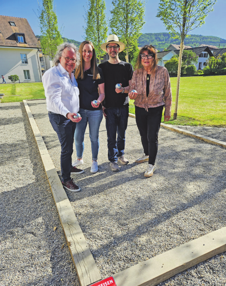 Von links: Alois Jud (Gemeinderat Wallbach), Diana Bamert (Raiffeisenbank Möh‑ lin), Fabio Keller (Verwaltungsrat Raiffeisenbank Möhlin) und Gaby Hasler (Vize‑ ammann Wallbach). Foto: zVg