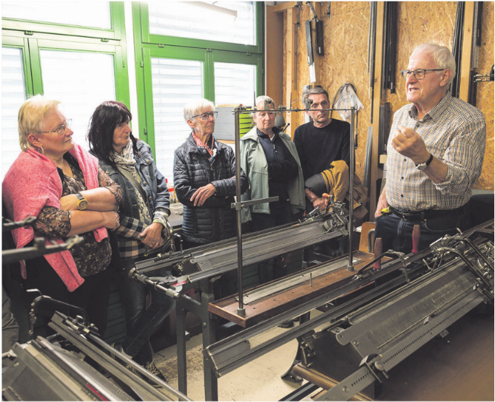 Ewald Kalt (Bild links) erklärt, auf was es beim Restaurieren der Strickmaschinen ankommt. Marlene Weiss (Bild rechts) führt die Strickmaschine vor.