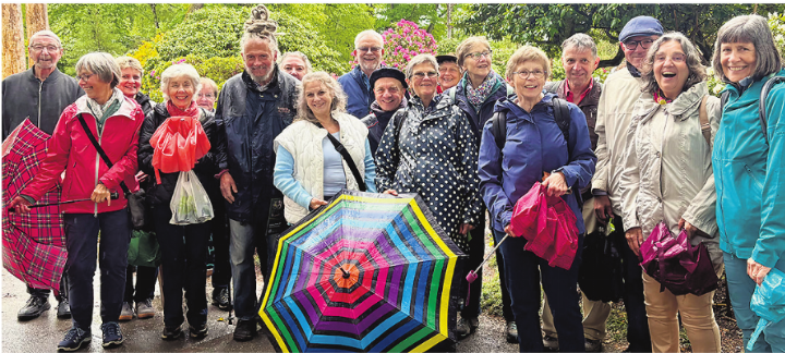 Bei der diesjährigen Kirchenchorreise waren Regenschutz und Schirm wichtige Begleiter. Foto: zVg