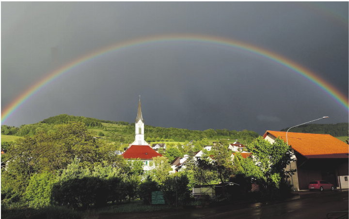 Regenbogen an Auffahrt. Gesehen in Gansingen. Foto: Markus Schraner, Gansingen