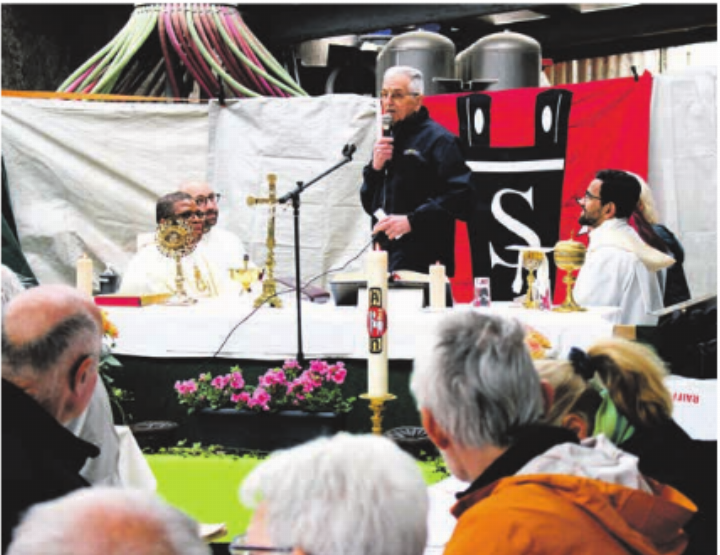 Die geistlichen Herren (sitzend) hören aufmerksam die Dankesworte von NVSL-Präsident Theo Obrist. Foto: zVg