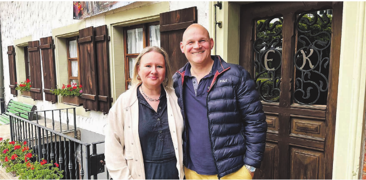 Iva Fromm vom Museumsverein Möhlin im Gespräch mit dem Rettungssanitäter und Autor Horst Heckendorn. Foto: zVg