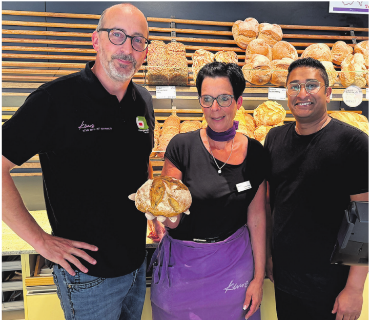 Simon Grossniklaus (v. l.), Carmen Helm, Leitung Laden, und Julian Gräbener, Leiter Gastronomie, am Standort in Frick. Foto: Simone Rufli Simon Grossniklaus (v. l.), Carmen Helm, Leitung Laden, und Julian Gräbener, Leiter Gastronomie, am Standort in Frick. Foto: Simone Rufli