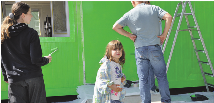 Am 9. Mai packten alle mit an bei der Aufwertung des Kindergartenspielplatzes. Foto: Vreni Weber