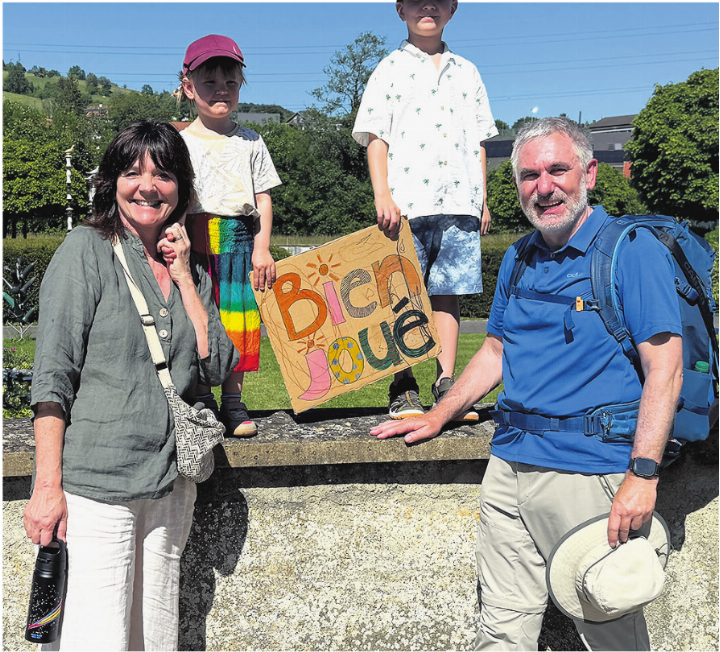 Erste Gratulanten: Ehefrau Ursula Hürzeler und die Enkelkinder.