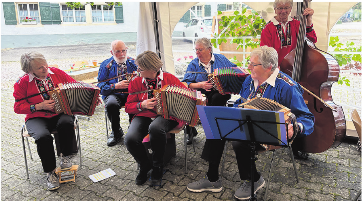 Die Fricktaler Örgelifründe erfreuten die überaus zahlreichen Gäste mit ihren Melodien. Foto: zVg Die Fricktaler Örgelifründe erfreuten die überaus zahlreichen Gäste mit ihren Melodien. Foto: zVg