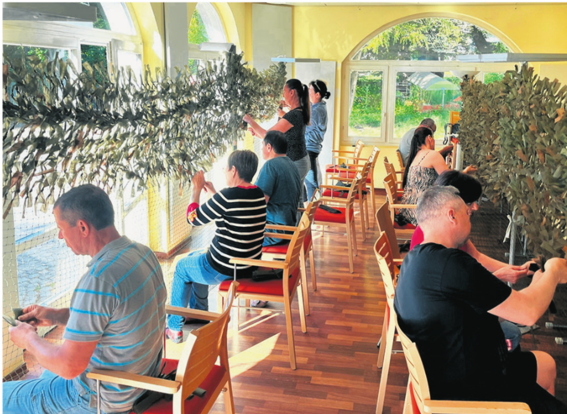 Im Fricktal werden Tarnnetze für die Ukraine geknüpft - Das Bild wird blockiert. – Möglicherweise durch einen aktiven Adblocker.