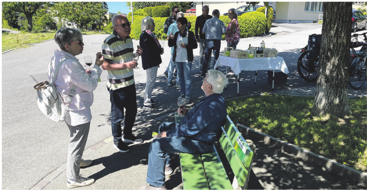 «Hesch scho ghört?» – das jüngste Plauderbänkli steht im Fuchsrainquartier. Foto: zVg