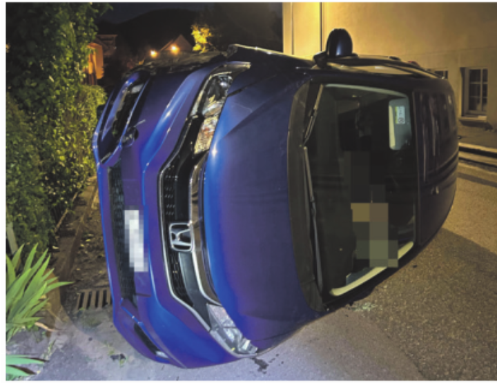 Das Auto landete auf der Seite. Foto: zVg