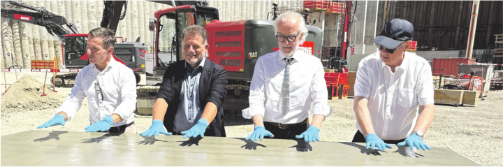 Giuseppe Santagada (von links), Marcel Aumer, Christian Frei und Erich Erne drückten ihre Hände in eine frisch gegossene Betonplatte. Die Platte wird künftig ein Bestandteil eines riesigen Bauwerks sein. Fotos: Susanne Hörth