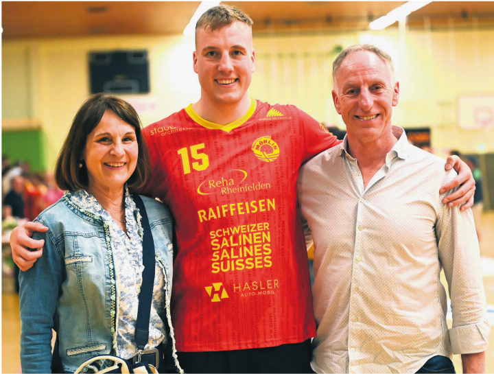 Ein letzter Tanz im Möhliner Hexenkessel: Linus Fässler wurde im Heimspiel gegen die die SG Yellow/Pfadi Espoirs verabschiedet. Das Bild zeigt ihn mit seinen Eltern. Foto: Christine Steck