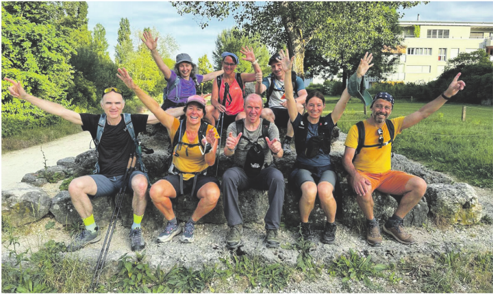 Die gut gelaunte Wanderschar: Hinten: Pius Koller (von links), Stephanie Amsler, Diana Furler, Martina Buchmüller, Erich Richli, Martin Gnos, Esther Kuhle und Yasin Alemdar. Foto: zVg