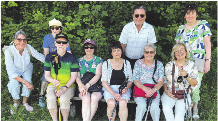 Die Teilnehmenden des ersten «Spazieren im Dorf». Foto: zVg