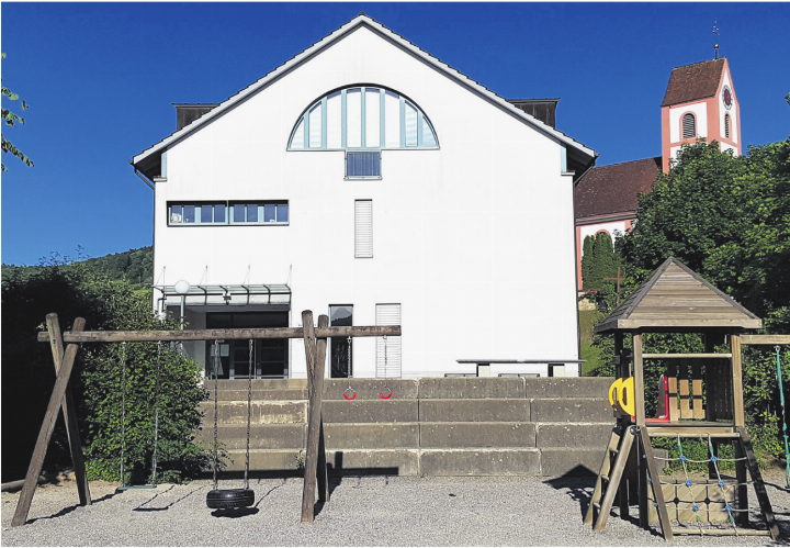 Schulhaus 1996: In den vergangenen 30 Jahren sind keine grösseren Renovationsarbeiten vorgenommen worden. Nun ist der Zeitpunkt gekommen. Foto: Archiv NFZ