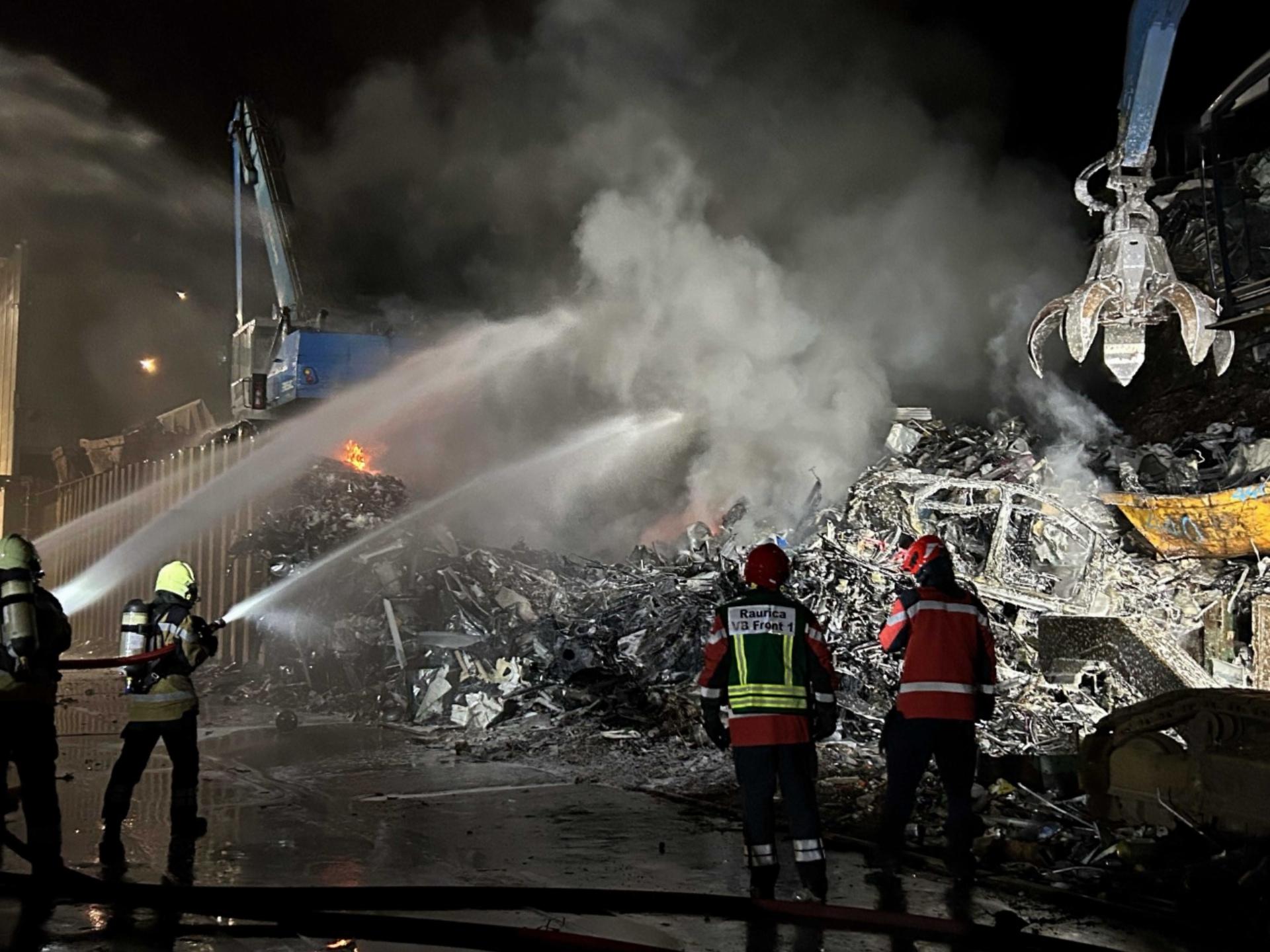 Brand bei der Recycling-Firma Thommen AG  - Das Bild wird blockiert. – Möglicherweise durch einen aktiven Adblocker.