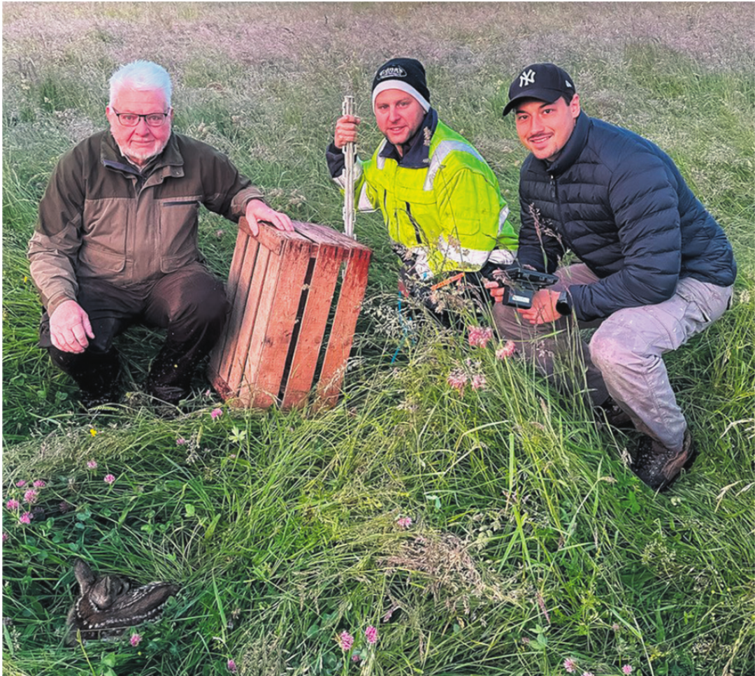Die stolzen Retter: Jäger Ruedi Schenker, Landwirt Martin Schaub und Helfer Dario Treier. Die stolzen Retter: Jäger Ruedi Schenker, Landwirt Martin Schaub und Helfer Dario Treier.