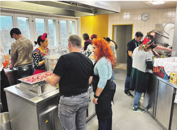 Gemeinsam kochen und miteinander ins Gespräch kommen. Foto: zVg