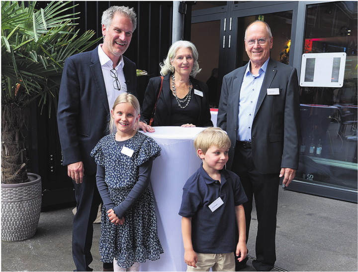 Drei Generationen: Remo Vogel (links) mit seinen Kindern Estelle und Lionel, Anita und Ruedi Vogel. Foto: Janine Tschopp
