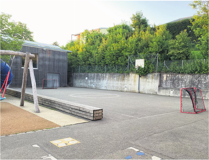 Nach aktuellem Stand der Planung soll der Erweiterungsbau im hinteren Teil des Pausenplatzes realisiert werden. Foto: Archiv NFZ