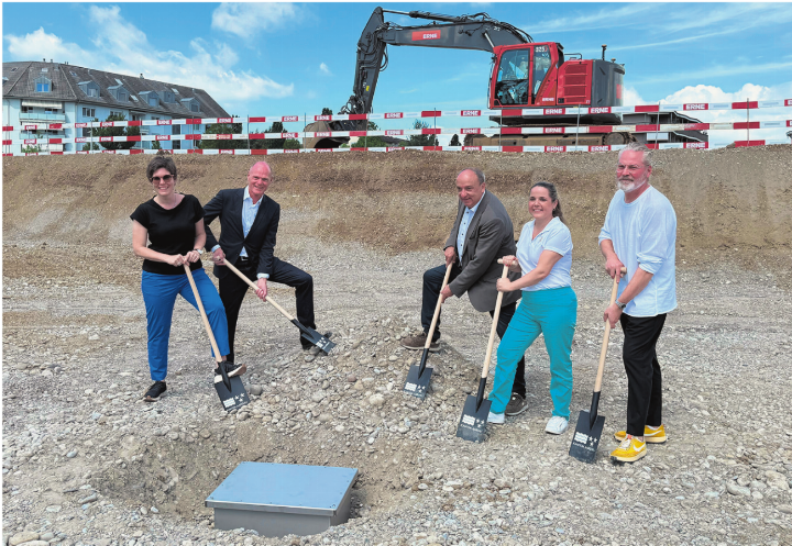Die Zeitkapsel wird vergraben: Kanti-Rektorin Katrin Brupbacher (v.l), Urs Heimgartner, Leiter Immobilien Aargau, Finanzdirektor Markus Dieth, Bildungsdirektorin Martina Bircher und Architekt Wim Eckert. Foto: Susanne Hörth
