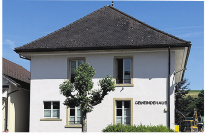 Noch ist offen, wer als fünfter Gemeinderat ins Gemeindehaus in Hornussen einzieht. Foto: Simone Rufli