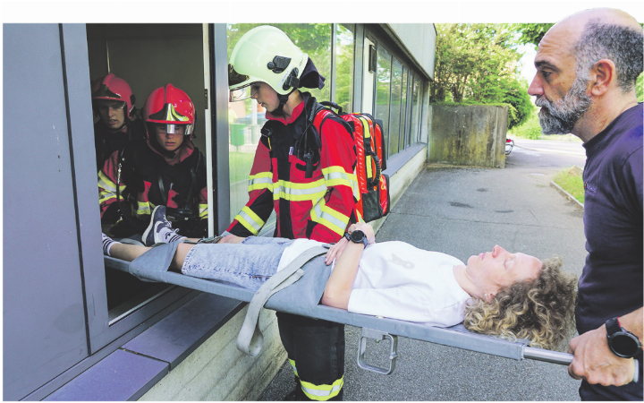Jungfeuerwehrleute evakuieren Personen, die (supponiert) vom Rauch eingeschlossen wurden, aus einem Unterrichtszimmer im Robersten-Schulhaus. Fotos: Edi Strub