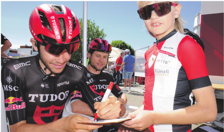 Die Unterschrift von Fabian Weiss war von den jungen Autogrammjägern am GP Gippingen begehrt. Foto: Neli Widmer