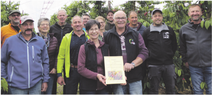 Die stolzen Medaillenträger (von links): Gregor Rehmann (Kaisten), Hansruedi und Zita Burkart (Obermumpf), Urs und Reto Zeder (Leuggern), Thomas Widmer (Oftringen), Ruth und Paul Müller (Alikon), Peter Hagenbuch (Oberlunkhofen), Roman Bürgi (Olsberg), Urs Leimgruber (Gipf-Oberfrick) und in der Mitte die Jahressieger 2026, Pia und Andy Steinacher (Schupfart). Foto: zVg Die stolzen Medaillenträger (von links): Gregor Rehmann (Kaisten), Hansruedi und Zita Burkart (Obermumpf), Urs und Reto Zeder (Leuggern), Thomas Widmer (Oftringen), Ruth und Paul Müller (Alikon), Peter Hagenbuch (Oberlunkhofen), Roman Bürgi (Olsberg), Urs Leimgruber (Gipf-Oberfrick) und in der Mitte die Jahressieger 2026, Pia und Andy Steinacher (Schupfart). Foto: zVg