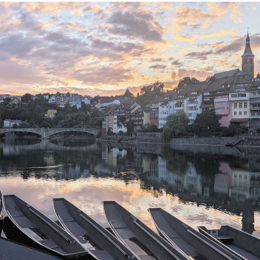 LESERFOTOS - Neben dem schönen Spiegelbild im Rhein und der alten Rheinbrücke ist die Altstadt von Laufenburg/DE zu sehen. Leserfoto: Bruno Schmid, Laufenburg