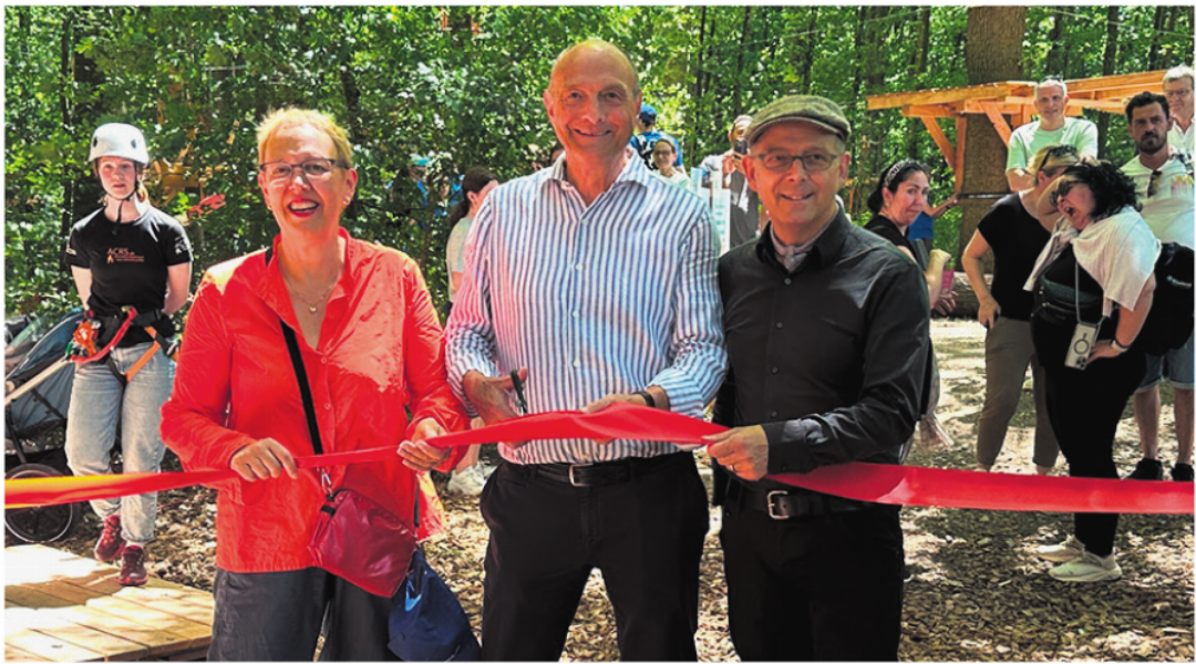 Stadtpräsidentin Claudia Rohrer, Walter Herzog (Präsident der Ortsbürgerkommission) und Peter Kaiser (Waldseilpark) durchschneiden bei der Eröffnung das Band. Stadtpräsidentin Claudia Rohrer, Walter Herzog (Präsident der Ortsbürgerkommission) und Peter Kaiser (Waldseilpark) durchschneiden bei der Eröffnung das Band.