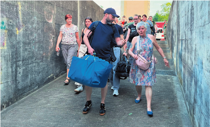 Mit Sack und Pack in den Untergrund: 36 «Flüchtende» verbrachten die Nacht in der Schutzraum-Anlage Augarten. Foto: Valentin Zumsteg