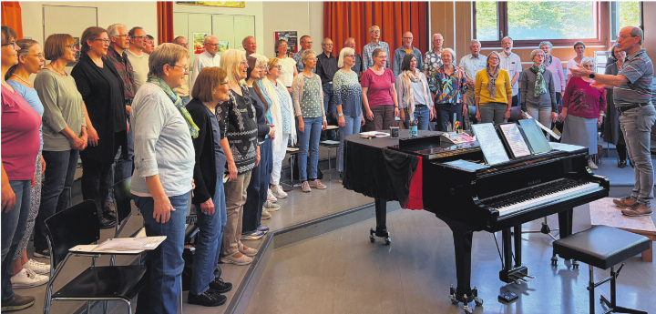 Simon Moesch (rechts) leitet die gemeinsame Chorprobe Anfang Mai in Brugg. Foto: zVg