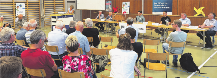Befürworter und Gegner des Windparks Burg nutzten die Veranstaltung, um den Fachleuten Fragen zu stellen. Foto: Simone Rufli