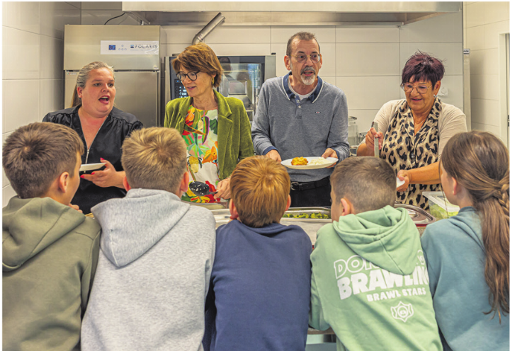 Mittagstisch im Schützenmatt-Schulhaus: Stefanie Corleto (Standortleiterin, von links), Susanna Schlittler (Stadträtin), Daniele Menozzi (Geschäftsführung) und Kerstin Gottstein (Geschäftsleiterin) geben den Kindern das Mittagessen aus. Foto: Markus Raub