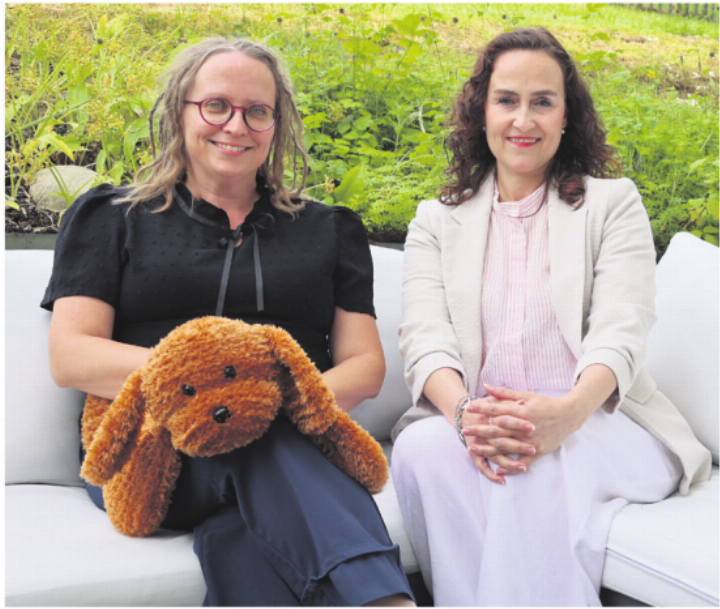 Claudia Rittinghaus (links) aus Ittenthal ist Mitgründerin von skogglade und seit 2015 mit ihrer Praxis im Fricktal tätig. Gemeinsam mit Antonina Santoro und weiteren spezialisierten Fachpersonen bildet sie das Beratungsunternehmen skogglade. Foto: Janine Tschopp