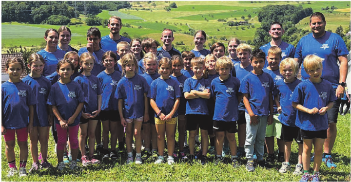 25 Kinder mit ihren Leiterinnen und Leitern der Jugi Zeiningen beteiligten sich am Jugend-Regionalturnfest in Wintersingen. Foto: zVg