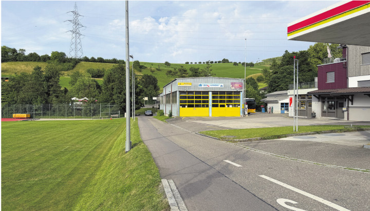 Auf dem Areal der Brem Carreisen stehen Umsteigeparkplätze zur Verfügung für das kurze Ein- und Aussteigen im Zusammenhang mit Schule, Hort und Vereinstrainings. Foto: Simone Rufli